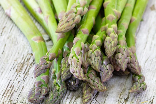 Verse Groene Asperges Een Houten Ondergrond — Stockfoto