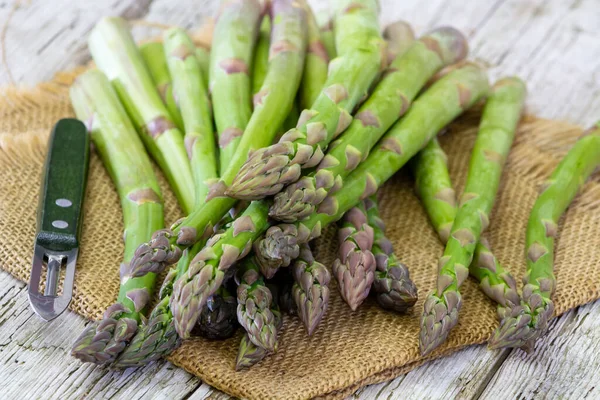 Ahşap arka planda taze yeşil kuşkonmaz