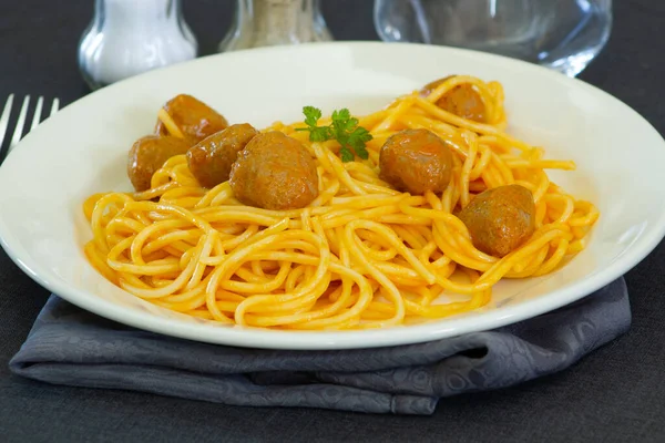Köfte ve domates soslu spagetti.