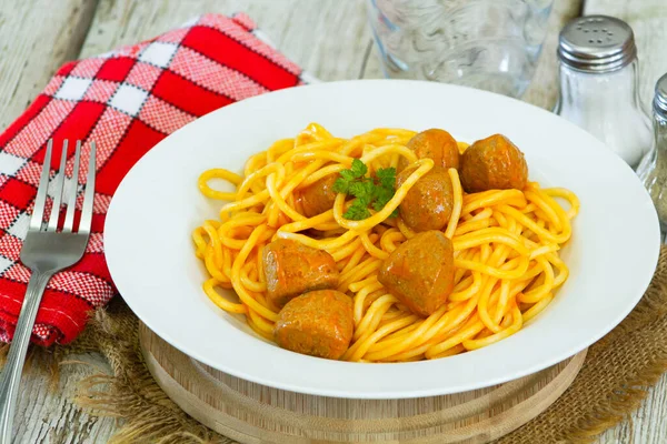 Spagetti köfte beyaz plaka ile