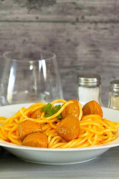 Spaghetti Klopsikami Biały Talerz — Zdjęcie stockowe