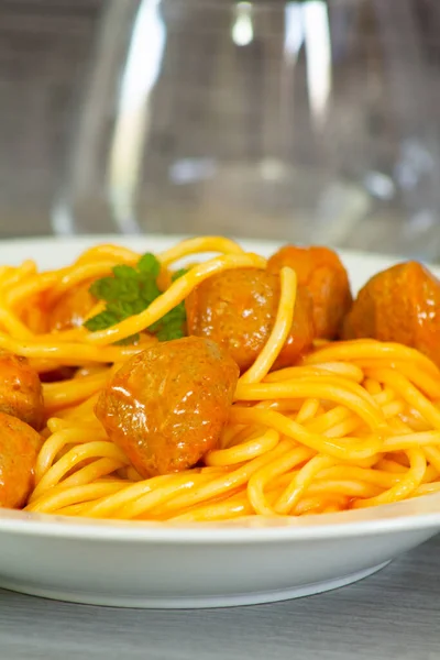 Spaghetti Con Polpette Piatto Bianco — Foto Stock