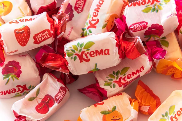 Krma Regal 'ad markasından yakın plan tatlılar.