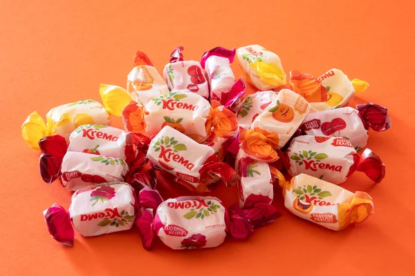 オレンジ色の背景にクレマ レアル アドブランドのお菓子 — ストック写真