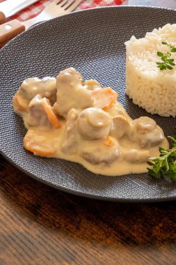 Mantarla pişirilmiş dana eti ve tabakta pirinçli havuç.