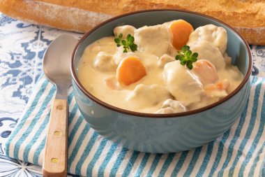 Mantar ve havuçla pişirilmiş dana eti.