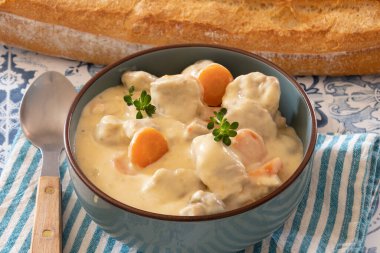 Mantar ve havuçla pişirilmiş dana eti.