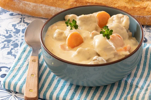 Mantar ve havuçla pişirilmiş dana eti.