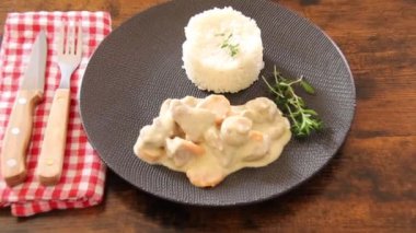 Mantarlı dana eti, havuç ve tabakta pilav.