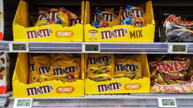 m & m paketinin bir süpermarketteki görüntüsü