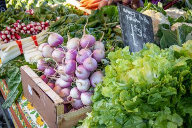 Markette taze sebzeleri kapatın.