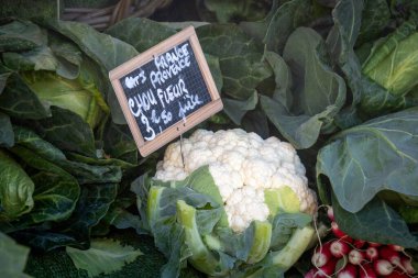 Pazarda taze sebzeler