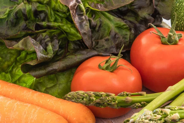 Salata, domates, havuç, patates, kuşkonmaz.