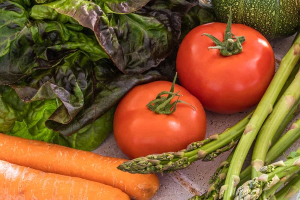 Salata, domates, havuç, patates, kuşkonmaz.