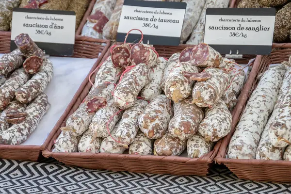 Bir markette birkaç kuru sosis.