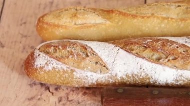 Ahşap zemin üzerinde taze pişmiş baget.