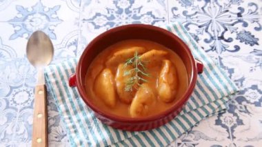 Domates soslu hamur tatlısı