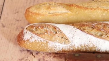 Ahşap zemin üzerinde taze pişmiş baget.