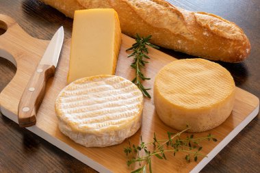 Masada ekmeği olan peynir tabağı.