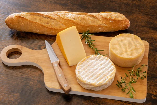 Masada ekmeği olan peynir tabağı.