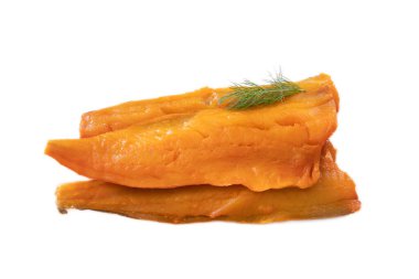 Beyaz arka planda dereotlu tütsülenmiş ringa filetosu.