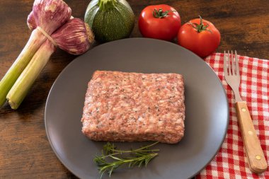 Taze çiğ hamburger pirzolası, domates, sarımsak ve kabak..