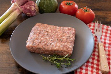 Taze çiğ hamburger pirzolası, domates, sarımsak ve kabak..