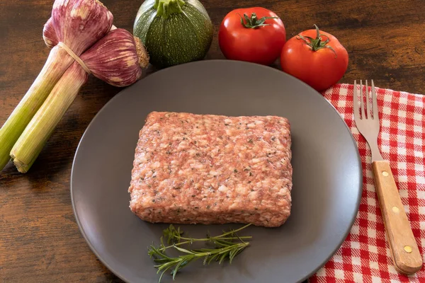 Taze çiğ hamburger pirzolası, domates, sarımsak ve kabak..