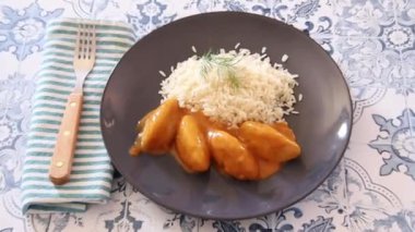 Domates soslu mantı ve pilav.