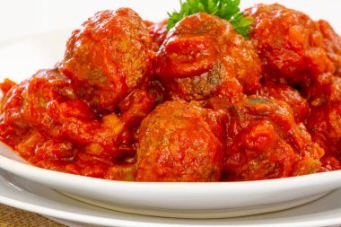 Domates soslu sığır köftesi yakın çekim