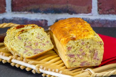 Sepette kesilmiş jambonlu lezzetli bir pasta.