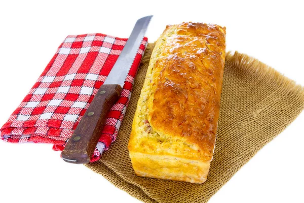 Beyaz arka planda kesilmiş jambonlu lezzetli bir pasta.