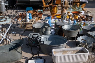 Açık bir garaj satışından farklı nesnelerle görülmüş.