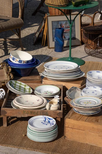 Açık bir garaj satışından farklı nesnelerle görülmüş.