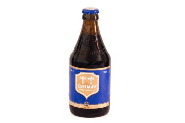 chimay birası beyaz arkaplanda izole edilmiş