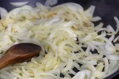 Tavada soğan ısıtıcısının yakın çekimi.