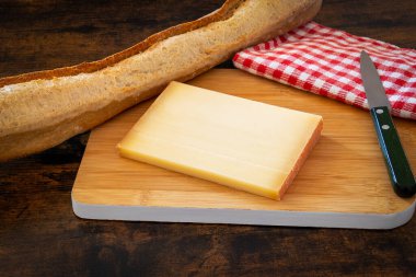 Tahtada bir dilim peynirli ekmek.