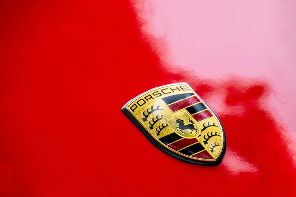 Primer Plano Del Logotipo Porsche Coche —  Fotos de Stock