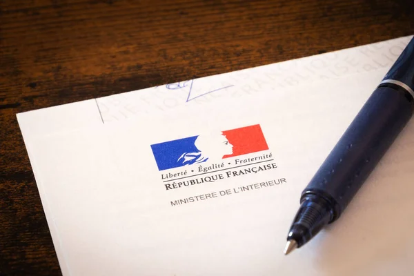 Primer Plano Carta Del Ministerio Del Interior Francés Con Pluma — Foto de Stock
