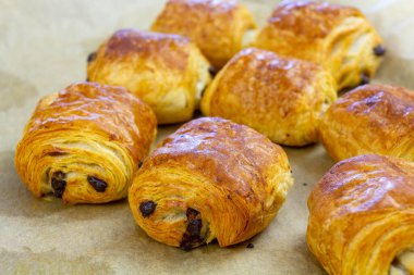 Ahşap zeminde taze ekmek ruloları