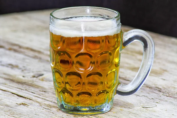 Tazza Birra Con Schiuma Uno Sfondo Legno — Foto Stock