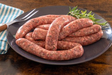 çiğ sosis ızgara için