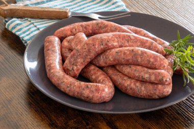 çiğ sosis ızgara için