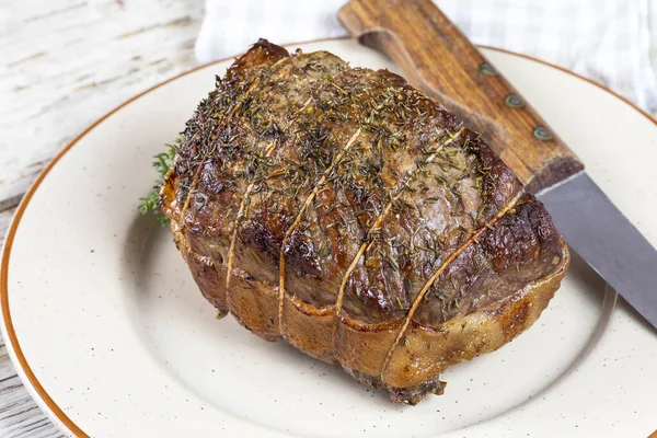 Rôti Boeuf Entier Cuit Dans Une Assiette — Photo