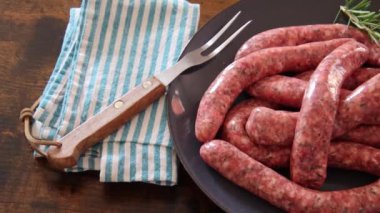 çiğ sosis ızgara için