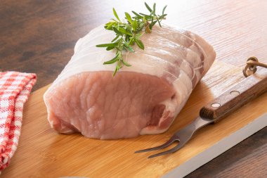 Tahtadaki ahşap masada çiğ domuz eti.