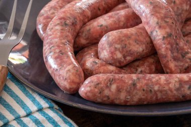 Tabaktaki çiğ sosisleri kapat.