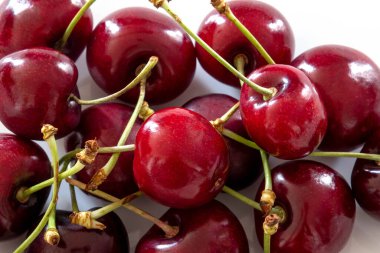 beyaz zemin üzerine kırmızı taze kiraz