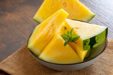 Sarı sulu karpuz parçalara ayrılmış.