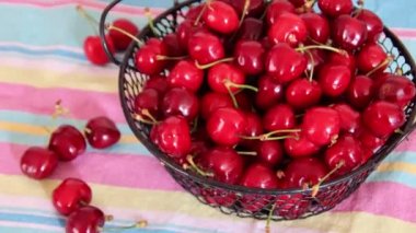 Bir kasede taze kirazlar, video.